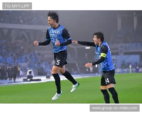 前锋在训练中练习快速转身射门，禁区效率显著提升